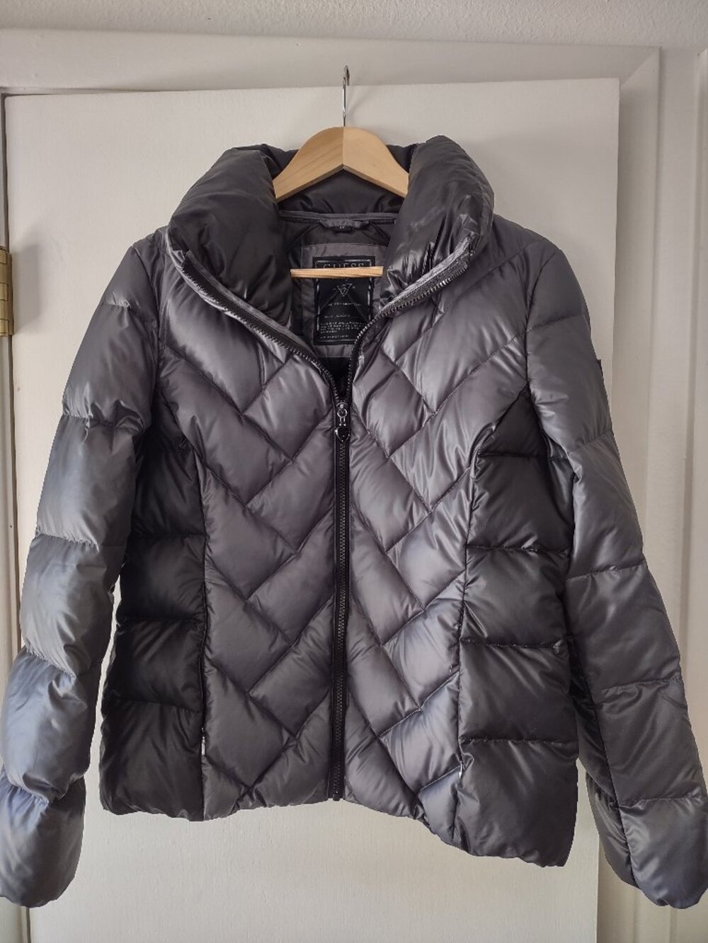 GUESS Women’s Black Down Puffer Jacket Size Large Cropped Quilted Zip Front